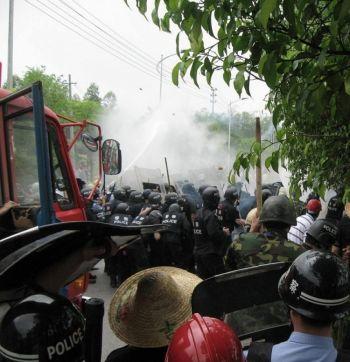 Polisen trycker våldsamt tillbaka missnöjda folkmassor i Nanning, i Guangxiprovinsen. (Foto från privat blogg)