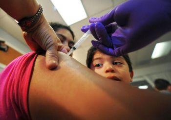 En kvinna får sin H1N1-vaccination på en klinik i Washington DC, den 13 januari. Världshälsoorganisationen granskas nu för sin hantering under spridningen av svininfluensaviruset. (Foto: Jewel Samad / AFP / Getty Images)