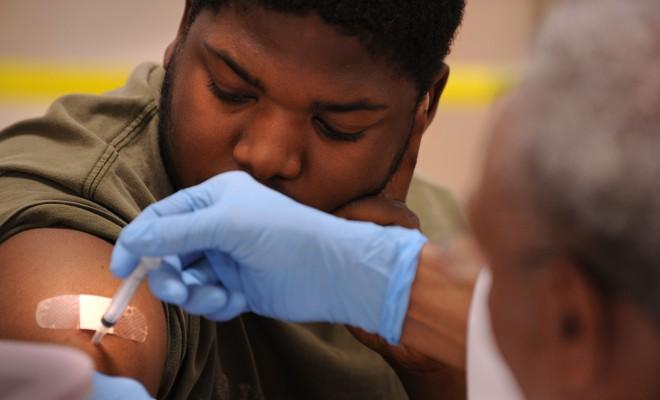 Läkemedelsbolagen har fått en friskrivning från alla eventuella biverkningar och skador orsakade av svininfluensans vaccin. (Foto: Tim Sloan/AFP)