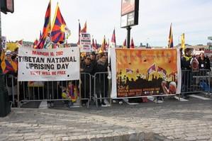Tibetaner och deras supportrar vädjar om tibetansk självständighet framför det kinesiska konsulatet i New York den 10 mars. (Foto: Yi Yang/Epoch Times) 