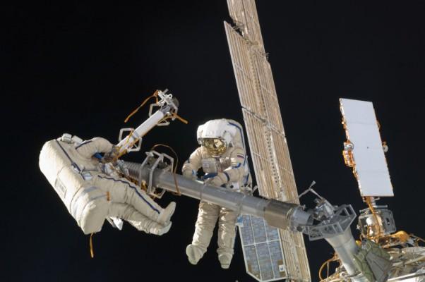 Utanför Internationella rymdstationen (ISS). (Foto: NASA)