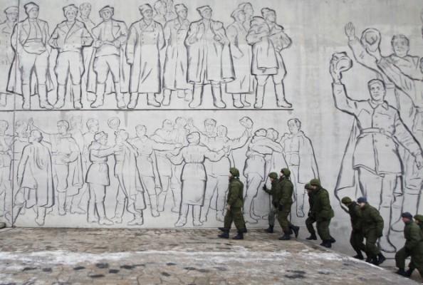 Ryska soldater patrullerar vid minnesmärket för slaget vid Stalingrad, i staden Volgograd, södra Ryssland, den 31 december 2013. Ryska myndigheter beordrade polisen att skärpa säkerheten på järnvägsstationer och andra anläggningar i hela landet efter två självmordsbombattacker i staden den 30 och 29 december. (Foto: Denis Tyrin/AP)

