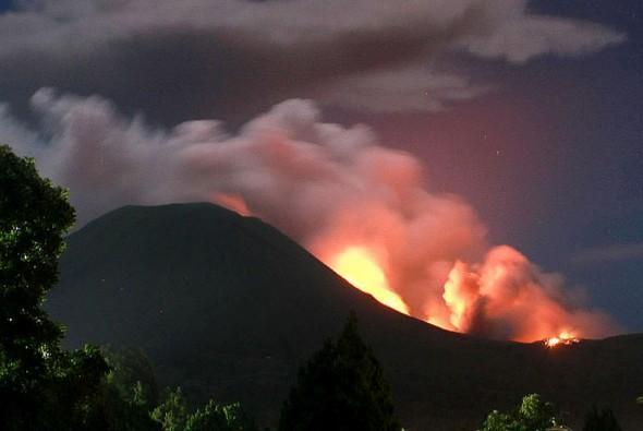 Vulkanen Lokon i närheten av Tomohon i Indonesien fick ett utbrott den 15 juli 2011. Den 27 december hände det igen. (Foto: Tengku /AFP/Getty Images)
