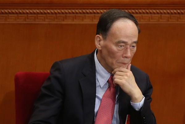 Wang Qishan, medlem av politbyråns ständiga utskott och chef för antikorruptionskampanjen, under inledningen av nationella folkkongressen i Folkets stora sal i Peking. (Feng Li/Getty Images)