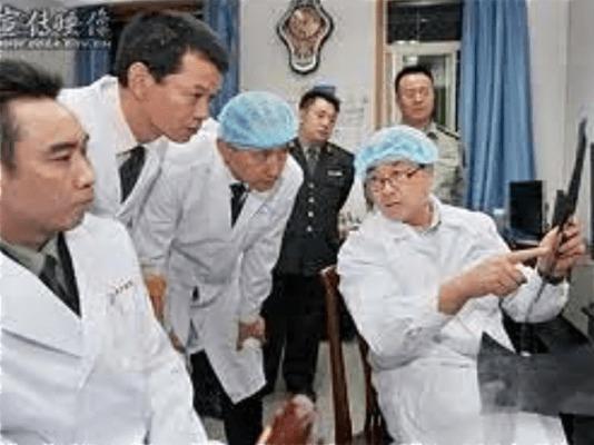 Wang Lijun, som tidigare var polischef i Changchun, informerar militärer i sitt laboratorium i Jinzhou, i Liaoningprovinsen. Wang utreds för närvarande av kommunistpartiet efter att ha försökt söka asyl vid den amerikanska konsulatet i Chengdu i februari i år. (Foto: Med tillstånd av WOIPFG)
