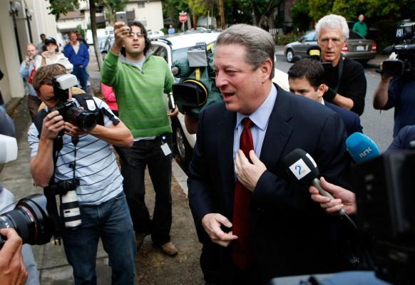 USA:s förre vicepresident Al Gore utågs på fredagen till mottagare av Nobels fredspris, tillsammans med FN:s klimatpanel, för sina ansträningar att skapa medvetenhet om klimatförändringarna. På bilden anländer han till en presskonferens i Palo Alto i Kalifornien för att kommentera utnämningen. (Foto: AFP/Justin Sullivan)