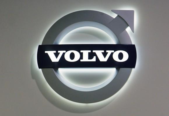 USA, MIAMI BEACH: En logga för biltillverkare av Volvo i södra Floridas internationella bilshow på  Miami Beach, Florida, den 10 October 2006. AFP PHOTO/Roberto Schmidt