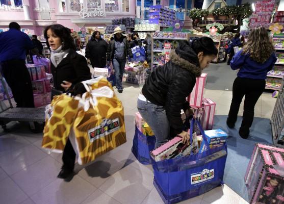 FÖRENTA STATERNA, New York : Shopparna i "Barbie" avdelningen på Toys "R" Us affären, 24 November 2006 i New York . ”Svarta fredagen" är den traditionella början av julhandeln. Enligt den nationella försäljninsfederationen (NRF), väntar man sig att ca 137 miljoner kunder handlar i affärerna på den fredagen. AFP PHOTO/STAN HONDA
