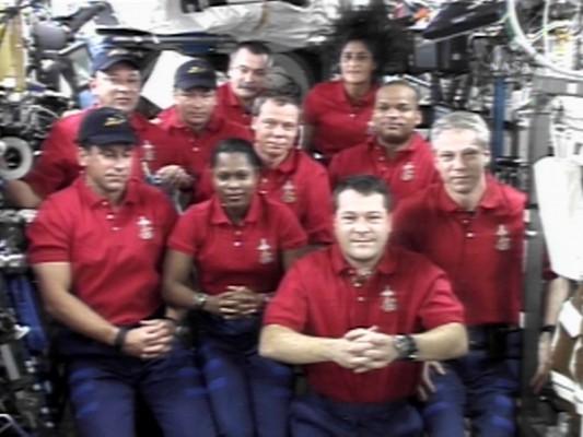 USA, KENNEDY RYMDCENTER : Besättningen på US Discovery och den internationella rymdstationen håller gemensam presskonferens den 15 december 2006. (Foto: AFP/Nasa Video)