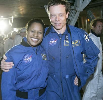 USA, KENNEDY SPACE CENTER : Discoverys specialist  Joan Higginbotham (V) från USA och Christer Fuglesang (H) från Sverige. /Foto: AFP/Pool)

