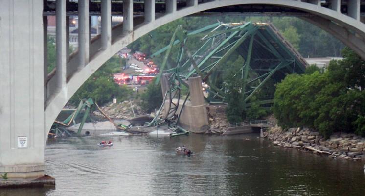 Räddningsbåtar och akutfordon kommer till platsen för den kollapsade bron i Minneapolis. (Foto: AFP/Rod Johnson)
