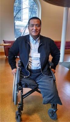Fang Zheng, som fick benen krossade av en stridsvagn i samband med massakern på Himmelska fridens torg, talade om sina erfarenheter på Harvarduniversitetet den 26 april. (Foto: Matthew Robertson/Epoch Times)