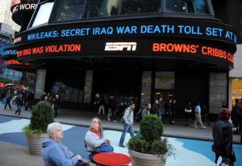 Rubriken om att 400 000 hemliga amerikanska dokument om Irakkriget släppts av WikiLeaks den 22 oktober kan ses på Times Square. (Foto: Stan Honda/AFP/Getty Images)