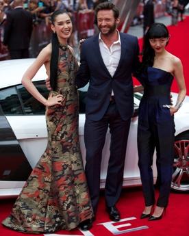 Hugh Jackman (mitten) tillsammans med Tao Okamoto (vä) och Rila Fukushima (hö) poserar i London när de anländer till filmpremiären för the Wolverine den 16 juli 2013. (Foto: AFP/Andrew Cowie)