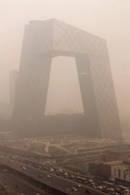 Tung smog omger China Central Televisions (CCTV) högkvarter i Peking den 18 januari 2012. Inga tillkännagivanden har gjorts om CCTV:s nyårsgala nästa år, vilket sätter fart på spekulationer om att den kan ha ställts in på grund av de pågående skandalerna på stationen. (Foto: Ed Jones/AFP/Getty Images) 