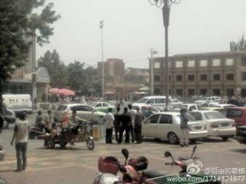 Vid ett angrepp på en polisstation i Xinjiangprovinsen tog angriparna gisslan och två poliser dödades. Kinesiska säkerhetspoliser svarade våldsamt genom att döda 14 personer, samtliga uigurer. (Weibo)
