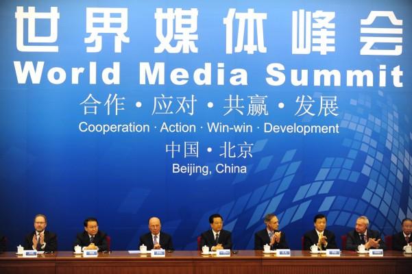 I oktober 2009 samlades 170 ledare från olika medier till World Media Summit i Peking som organiserats av den statliga nyhetsbyrån Xinhua (Nya Kina). Kinas president Hu Jintao öppnade mötet (i mitten) där bland annat mediamogulen Rupert Murdoch (tredje fr. v.) närvarade.  Kina vill utöka sina mediers närvaro globalt för att återspegla sitt inflytande på den internationella scenen och har utnyttjat ett antal större grupper med massivt ekonomiskt stöd för arbetet. (Foto: AFP/Peter Parks)
