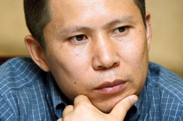Juridikforskaren Xu Zhiyong, på en bild från den 17 juli 2009. Xu är en framstående kinesisk rättsaktivist och en av grundarna till en grupp som kämpar för ett civilsamhälle i Kina. Han har dömts till fyra års fängelse. (AP Photo/Greg Baker, File)