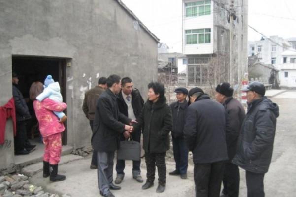 Wei Shuishan och Xue Mingkai (mitten i vit tröja), två nyckelmedlemmar av China Democracy Party, besöker byn Zhaiqiao 2010 för att intervjua familjen till byledaren Qian Yunhui, som dog under mystiska omständigheter. Den 29 januari 2013 dog Xue Mingkais far under mystiska omständigheter, något som aktivister vill försöka få klarhet i. (Bilden är från en anonym informant) 