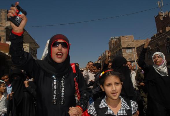 Aktivisten Tawakel Karman (höger), som leder kvinnogruppen Women Journalists Without Chains i Jemen, deltog i en demonstration som krävde presidenten Ali Abdullah Salehs avgång i huvudstaden Sanaa den 29 januari. (Foto: Gamal Noman/AFP)

