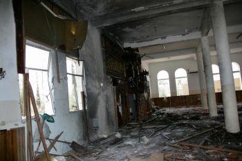 Bilden, tagen den 4 juni 2011, visar skadorna på moskén efter attacken inne på Jemens president Ali Abdullahs inhägnade område i Sanaa. (Foto: STR/AFP/Getty Images)
