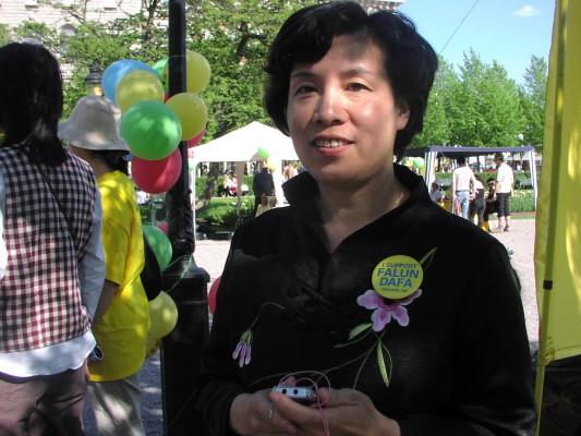 Chen Ying berättar att hon förstår varför det är viktigt att vara en god människa, sedan hon började utöva Falun Gong. (Foto: Veronica Örfelth/Epoch Times) 