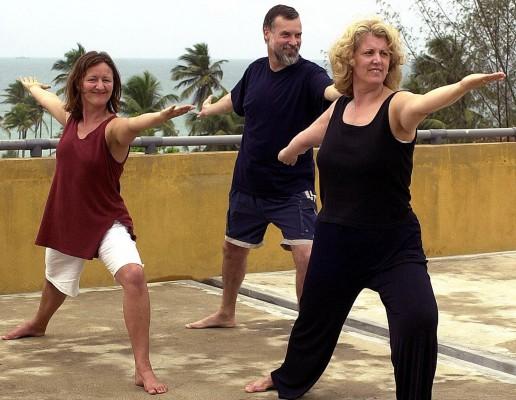 Cancerpatienter mår bra av att vara fysiskt aktiva, enligt senare års studier. Yoga är en form av aktivitet som kan hjälpa i återhämtningen efter behandling mot cancer. Personerna på bilden har inget samband med artikeln. (Foto: Sena Vidanagama/AFP)