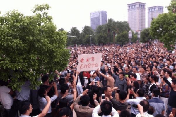 10 000-tals demonstranter samlades framför staden Yuyaos myndighetsbyggnad den 15 oktober. På en banderoll som demonstranterna höll upp stod det: ”60-poängare Mao Hongfang, avgå.” (Weibo.com)
