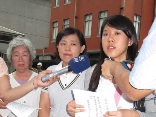 Chung Ting-pangs mor, fru och dotter utanför den taiwanesiske presidentens kontor, den 27 juni. (Foto: Chung Yuan/Epoch Times)
