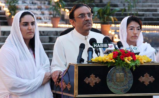 Pakistans nyvalde president Asif Ali Zardari ger ett tal i Islamabad strax efter lördagens valseger, flankerad av döttrarna Bakhtawar och Asifa. (Foto: AFP)