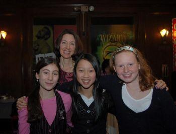 Ziccarelli, med Kaitlin, Whitney och Alyssa (från vä till hö). (Foto: Matthew Little/The Epoch Times)
