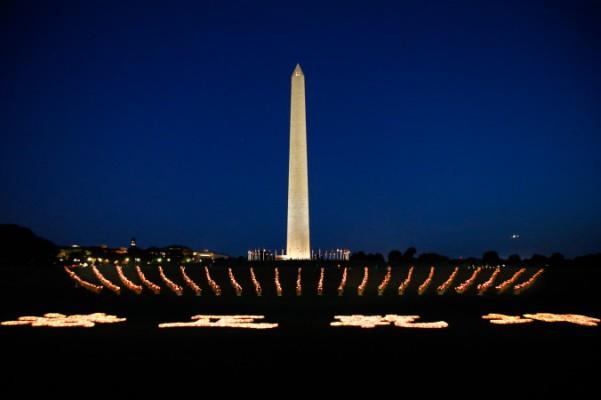 Omkring 12 000 ljus arrangerades för en ljusvaka i Washington den 16 juli, för att markera att förföljelsen av Falun Gong pågått i 16 år. Foto: Fan/Epoch Times
