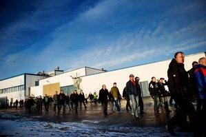Saab-anställda lämnar fabriken i Trollhättan den 19 december. (Foto: Björn Larsson Rosvall/Scanpix) 

