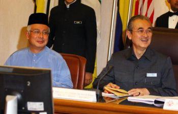 Malaysias premiärminister Abdullah Ahmad Badawi och vice premiärminister Najib Tun Razak innan Unite Malays National Organisations (UMNO) styrelsemöte i Kuala Lumpur. (Foto: Kamarul Akhir/AFP/Getty Images)
