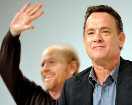 Skådespelaren Tom Hanks, till höger, och regissören Ron Howard, är två av männen bakom filmatiseringen av Dan Browns bok Änglar och demoner. Den släpps på dvd 28 oktober. (Foto: AFP)