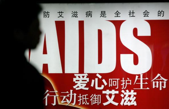 En poster som informerar om aids på en tunnelbanestation i Peking. En ny plan, som föreslagits av det kinesiska handelsministeriet förbjuder människor som bär på hiv att besöka offentliga bad eller gå på spa, har lett till reaktioner från aktivister. (Foto: Peter Parks/AFP/Getty Images)