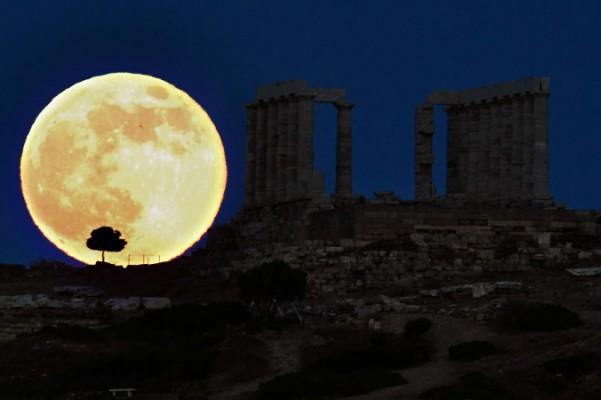 En supermåne reser sig över ett grekiskt tempel i juni 2013. En supermåne kommer att uppträda vid fem tillfällen under 2014. (Foto: Aris Messinis/AFP/Getty Images)
