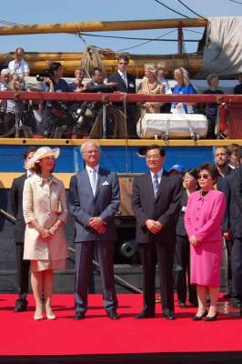 Det svenska kungaparet värdade Kinas president Hu Jintao med hustru vid välkomstceremonin för ostindiefararen i Göteborg. (Foto: soic)
