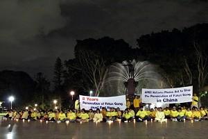 Falun Gong-utövare vädjar till APEC-länder under ljusvakan i Hyde Park, Sydney i Australien den 3 september. (Foto: Richard Sun/The Epoch Times)

