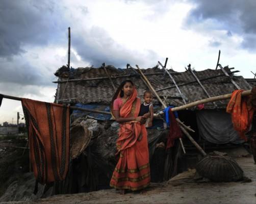 Suriya Begum, lever i ett slumområde i Bangladesh huvudstad Dhaka. En ny rapport säger att de minst utvecklade länderna drabbades av en sjuprocentig nedgång av BNP på grund av klimatförändringar under 2010. (Foto: Munir Uz Zaman/AFP/Getty Images)