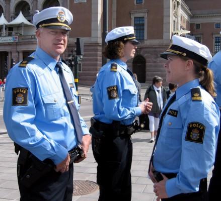 Säkerhetspådraget är omfattande vid kortegen genom centrala Stockholm. (Foto: Anne Hakosalo)