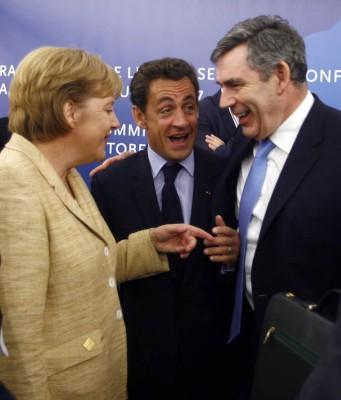 Portugal, Lissabon: Tysklands förbundskansler Angela Merkel, Frankrikes Nicolas Sarkozy och Storbritanniens Gordon Brown samtalar under andra dagen i Lissabon-toppmötet den 19 oktober 2007. Överenskommelsen om det nya EU-fördraget är ett genombrott i reformarbetet två år efter den misslyckade EU-konstitutionen 2005. (Foto: AFP/Inacio Rosa, 2007-10-19)

