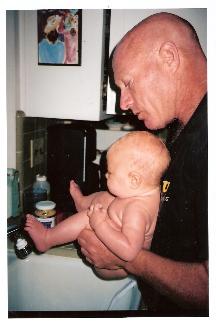 Robert Davis håller sonen Finley, när han var fyra månader gammal, i “kiss-position” över köksvasken. (Foto: Nancy Jean)