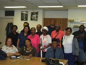 Klubben: Medlemmarna i Africana American Book Club samlas för att ta ett gruppfoto på deras mötesplats i Chelsea. (Foto: Denise Benson/The Epoch Times)