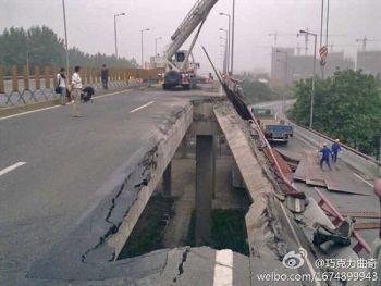 Stora bitar av den Tredje bron över Qianjiangfloden i Hangzhou lossnade och föll av på morgonen den 15 juli. (Foto: Weibo.com)
