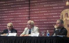 Vladimir Bukovskij (i mitten) föreläser på konferensen "Sovjetiska regimkritiker och amerikansk utrikespolitik under 80-talet" på Stanfords universitet i Kalifornien. (Foto: Svetlana Fedosseev/ Terra Nova)