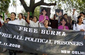 Burmesiska demokratiaktivister i New Dehli visar porträtt av fredspristagaren Aung San Suu Kyi vid en protest mot den burmesiska militärjuntan i slutet av november 2008. (Foto: Raveendran/AFP/Getty Images)