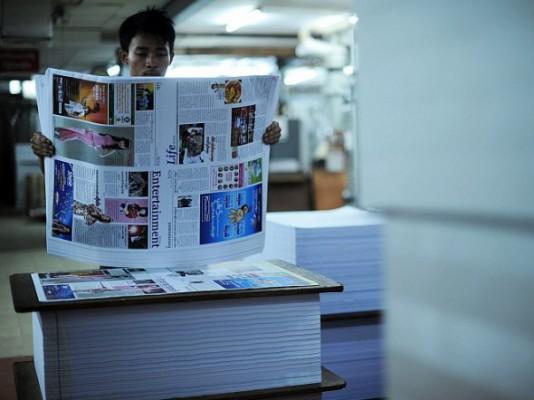 En tryckeriarbetare kontrollerar en lokal tidskrift i Rangoon den 20 augusti. Burmesiska myndigheter meddelade ett slut på mediacensuren på måndagen. (Foto: Soe Than Win/AFP/GettyImages)