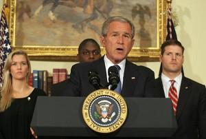 USA:s president George Bush uttalar sig den 22 oktober i Vita huset efter ett möte med militära stödorganisationer i Washington DC. Bush ber kongressen om ytterligare tre hundra miljarder kronor utöver den ursprungliga summan på 1,35 biljarder kronor för 2008 års krigskostnader. (Nicholas Kamm/AFP/Getty Images)