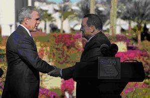 President Bush och President Mubarrak skakade hand efter pressmötet på Four Seasons Resort i Sharm El-Sheikh, Egypten, den 16 januari 2008. På eftermiddagen lämnade Bush Egypten efter sitt åttadagarsbesök i Mellanöstern för att söka stöd för fredssamtalen mellan Israel och Palestina. (Foto:AFP/Mandel Ngan) 